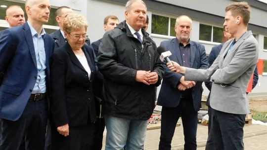 Radny powiatowy broni interesów władz gminy w sprawie hali