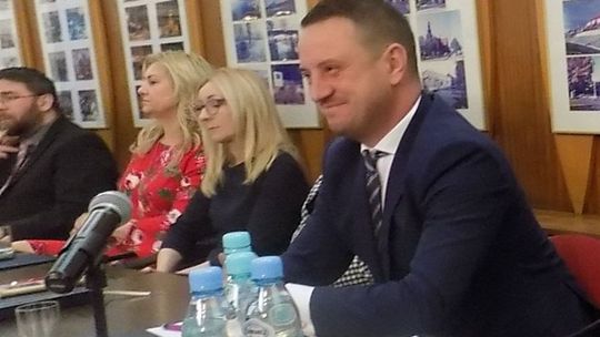 Radny pyta o halę, wiceburmistrz odpowiada zdawkowo