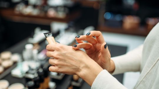 Ranking najbardziej opłacalnych podkładów do twarzy - zimowe trendy makijażowe