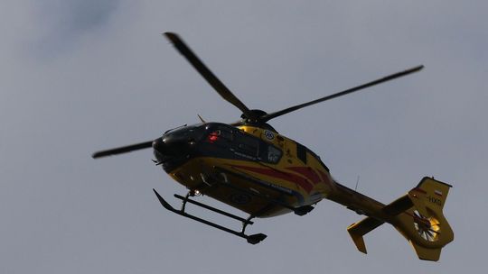 Rannego pilarza zabrał helikopter do szpitala
