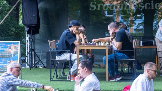 Raperzy grają w szachy w Szczecinie. Charytatywny turniej w walce z Alzheimerem