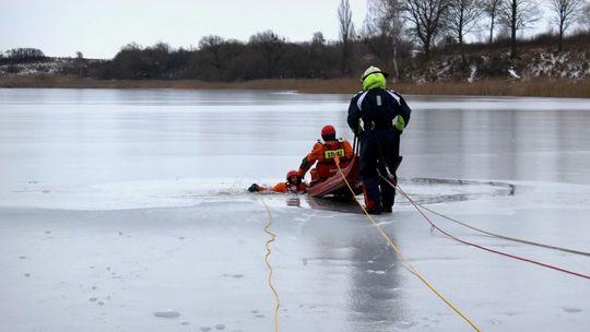 Ratowali tonącego, pod którym załamał się lód [zdjęcia]
