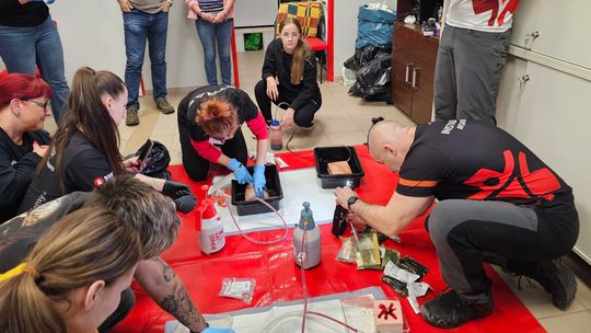 Ratujący życie sprzęt zamontowano na ścianie remizy. Dostępny jest 24/7