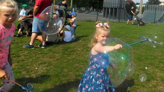 Razem z wiatrem dzieci goniły mydlane bańki [FOTO]