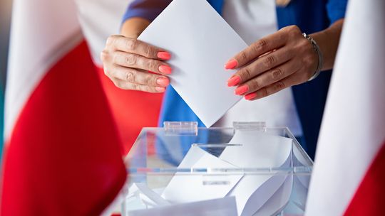 Kontrowersyjne referendum. Trzeba głosować czy można podrzeć kartę?