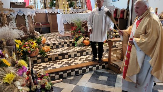 Rekordowa ilość wieńców dożynkowych. Trzeba było je wieźć na specjalnej platformie [FOTO, WIDEO]