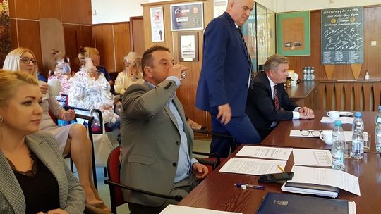 Rekordowe wynagrodzenia burmistrza Sawaryna, zastępców Nikitińskiego i Milera oraz skarbnik Blejsz