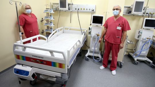 Rekordowy w Polsce i powiecie poniedziałek. Łóżek w szpitalach coraz mniej