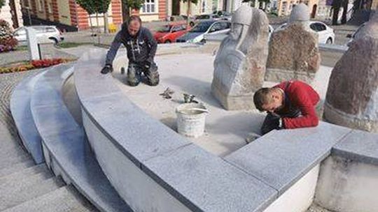 Remontują fontannę