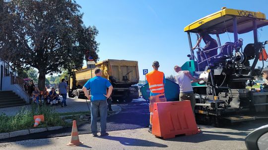 Remontują nawierzchnię jezdni po latach zaniedbań [FOTO]
