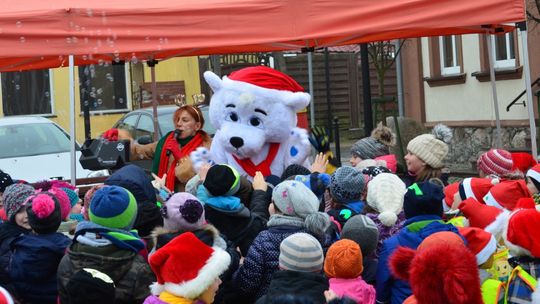 Renifer, niedźwiedź polarny i Mikołaj tańczyli z dziećmi na rynku