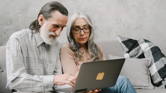 Renty wdowie wypłacą w 2 przelewach. Pieniądze popłyną za kilka, kilkanaście dni lub za miesiąc