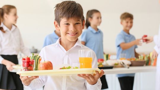 Rewolucja w szkolnych stołówkach i sklepikach. Nowe menu i zmiany od 1 września