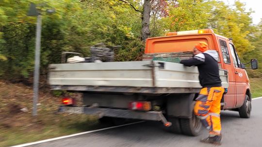 Robi się niebezpiecznie na zerwanym asfalcie - pisze czytelniczka