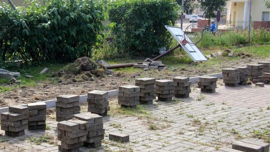 Robią boisko za GDK