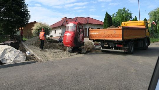 Robią jednocześnie drogę i chodnik za pół miliona