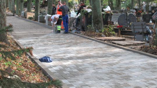 Robią nowe alejki na cmentarzu Robią nowe alejki na cmentarzu