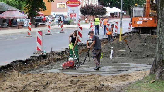 Robią parking i chodniki