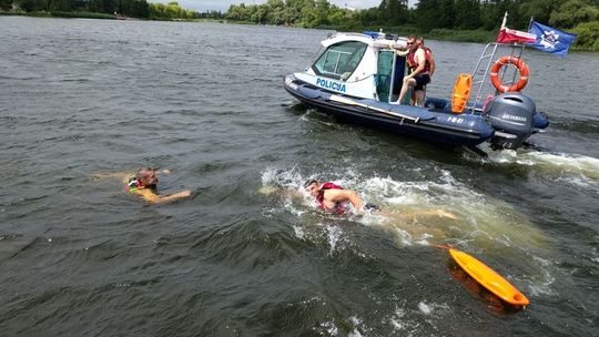 Rodzina w łodzi na rzece zaczęła iść na dno
