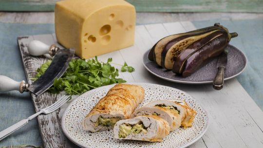 Rolada drobiowa z brokułami i serem żółtym