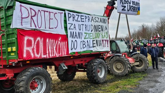 Rolnicy protestują i blokują drogę krajową nr 31 [FOTO, WIDEO]