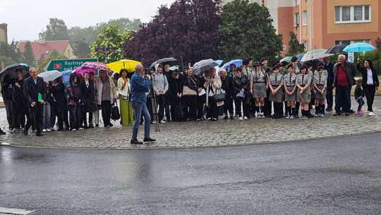 Rondo im. Stanisława Rzeszowskiego uroczyście otwarte w słońcu i deszczu [FILM, FOTO]