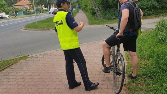 Rowerzysta w wyniku gwałtownego hamowania przed przejściem dla pieszych uderzył w bok przejeżdżającego pojazdu