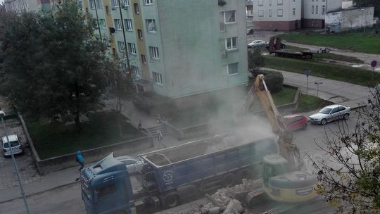 Rozbierają aż się kurzy. Nie zważają na mieszkańców