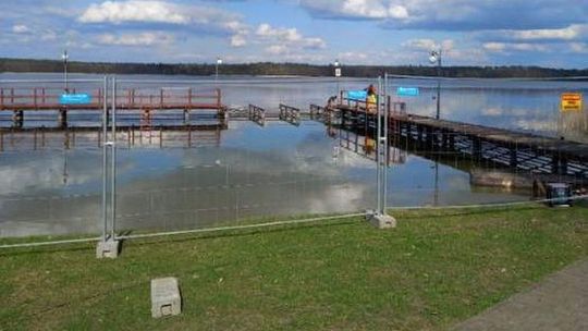 Rozbierają pomost Rozbierają pomost