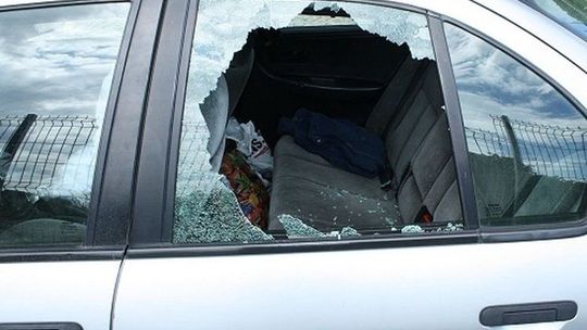 Rozbijają szyby w biały dzień