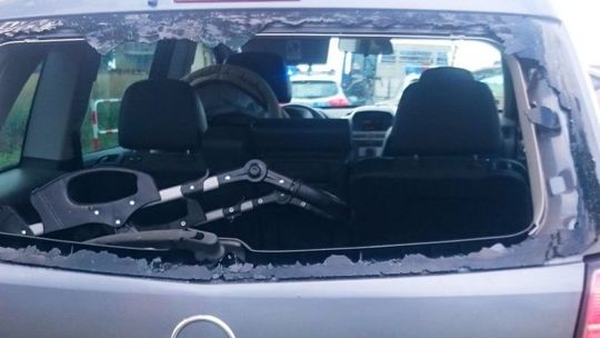 Rozbite auta pod wieżowcami. Policja prosi o pomoc w ustaleniu sprawców