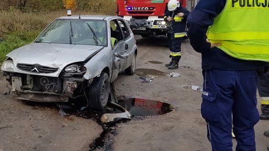 Rozbite auto na polnej drodze