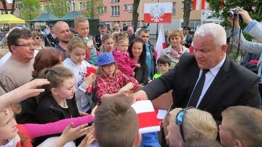 Rozdał 200 flag i tyleż samo szalików w barwach narodowych z orzełkiem