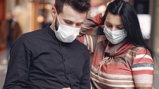 Chce powrotu maseczek w miejscach publicznych. Znienawidzone wywołują opór, a chodzi nie tylko o Covid-19