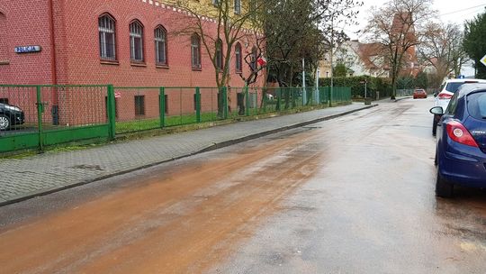 Rozlali paliwo od strony wszystkich wjazdów wkoło siedziby policji