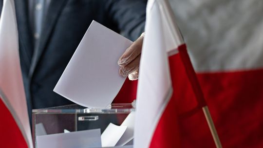 Kaczyński i Morawiecki tracą w najnowszym sondażu CBOS. Konfederacja tuż za plecami dawnego lidera