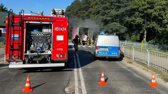 Rozległ się huk, pojawił ogień. Sparaliżowany ruch na przejeździe [ZDJĘCIA]