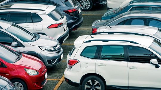 Różowe i żółte koperty jako miejsca postojowe. Da kogo jakie miejsca postojowe?