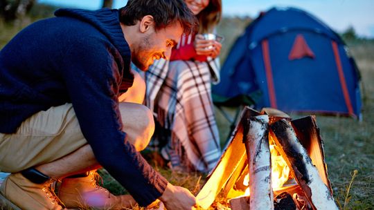 Rozpal zmysły przy ognisku – poradnik nie tylko dla harcerzy