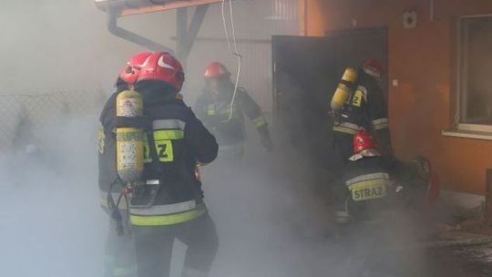 Rozpalił w piecu wbrew zakazowi. Musieli interweniować strażacy