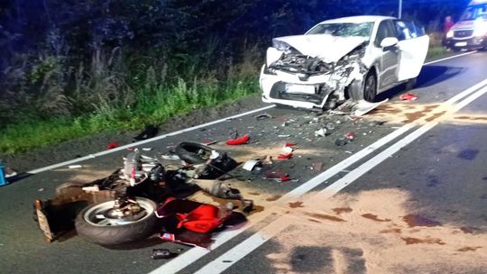 Rozpędzony nastolatek na motocyklu uderzył w jadącą autem