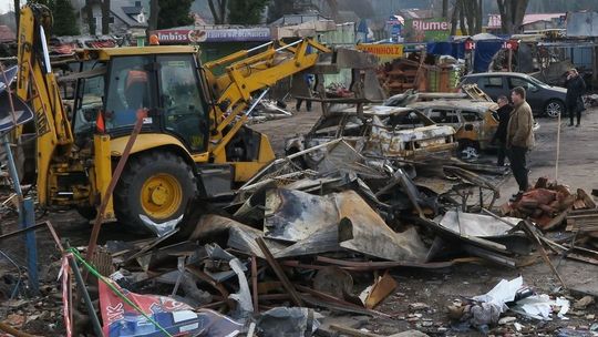 Rozpoczęli prace po katastrofach na targowisku gminnym