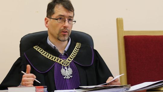 Rozsmarowując pizzę na twarzy, pobrudził mu ubranie. Radny ma w sądzie kolejną sprawę. Tym razem o wykroczenie