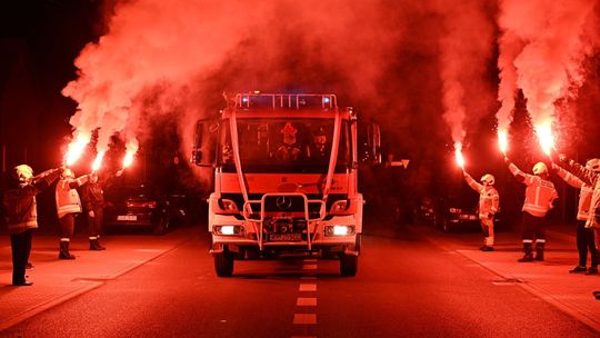 Rozświetlili racami noc i powitali nowy wóz strażacki!