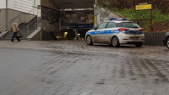 Ruszyli w pościg, zostawiając radiowóz koło podziemnego przejścia Ruszyli w pościg, zostawiając radiowóz koło podziemnego przejścia