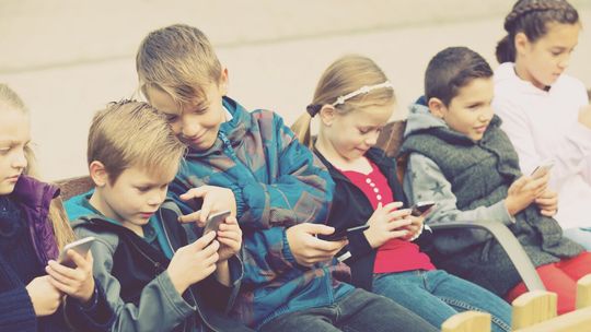 Koniec smartfonów w szkołach. Polska wprowadzi ostre restrykcje, których chce blisko 80 proc. obywateli