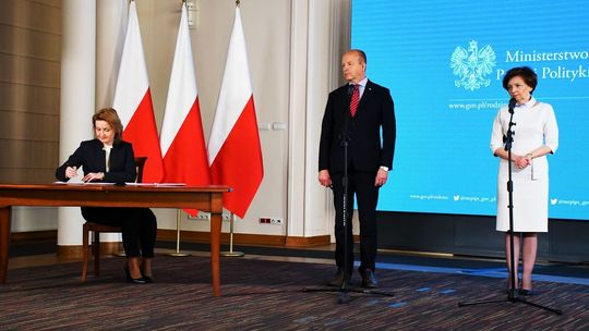 Rządowe wsparcie dla dzieci pozostających w pieczy zastępczej