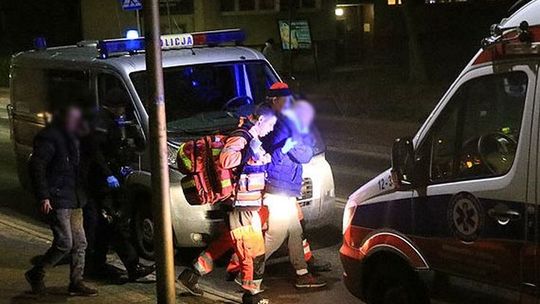 Rzucił się na policjanta z nożem. Ranny trafił do szpitala