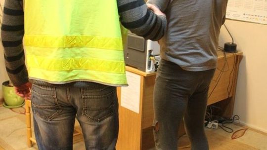 Rzucił się na policjantów z mieczem samurajskim