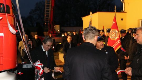 Są dumni z nowo przekazanego samochodu ratowniczo-gaśniczego 